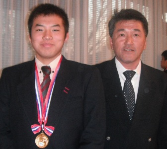 メダルを胸に小橋君（左）と槇橋先生