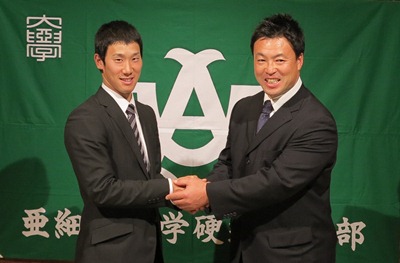田口スカウト（右）と握手