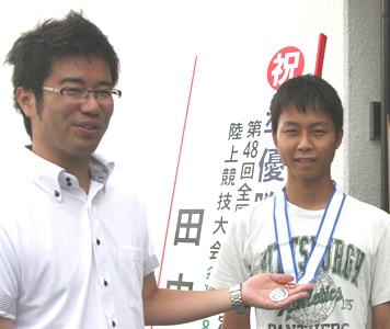メダルを首にかけた田中君（右）と隅田先生