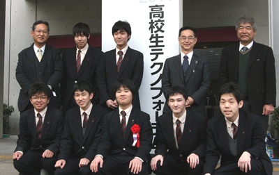 発表を終えた生徒たちと要木先生（左上）