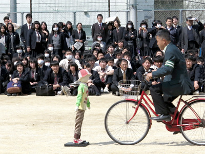 自転車が子どもにぶつかる瞬間
